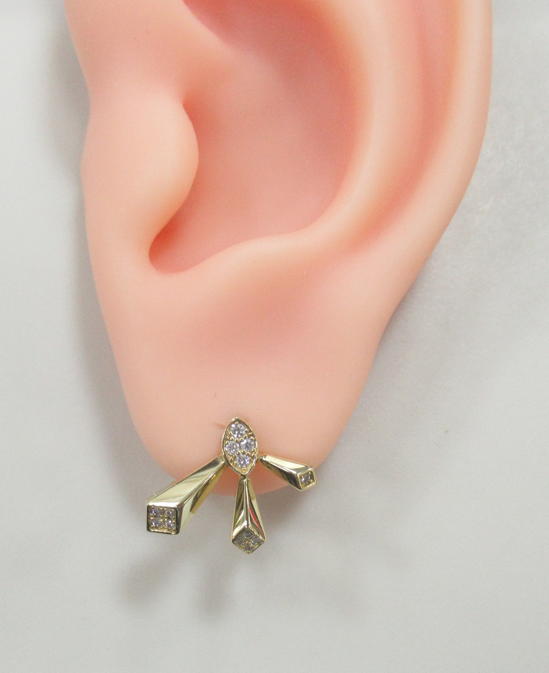 Серьги из желтого золота с бриллиантами